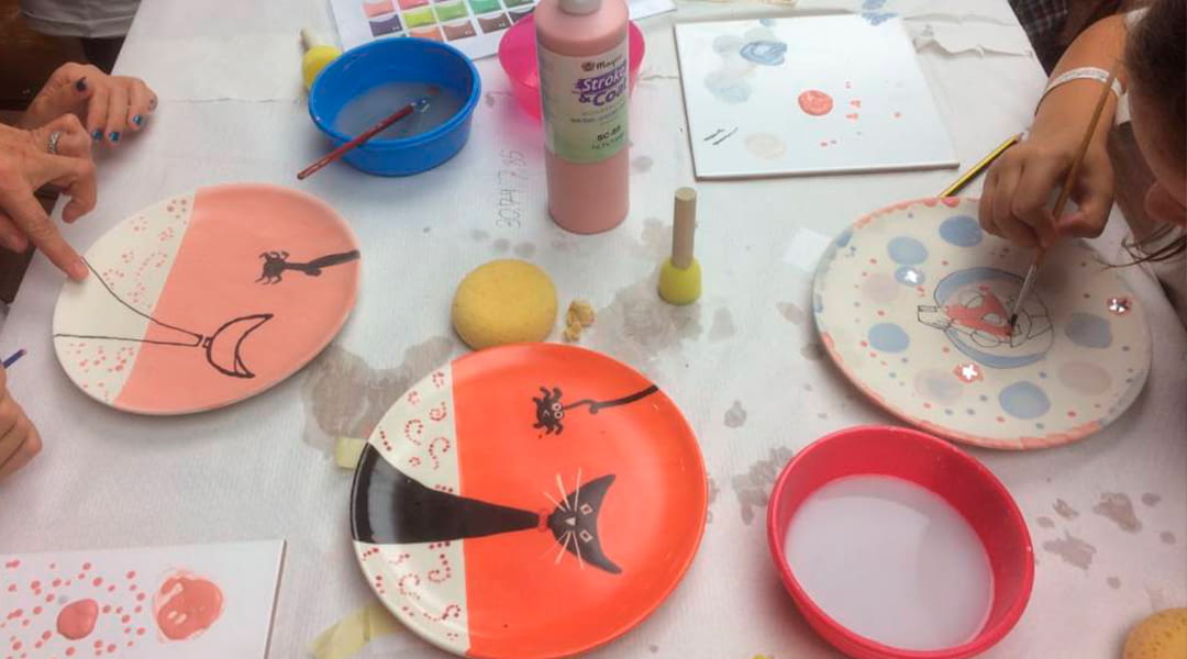 alumnes pintant ceràmica